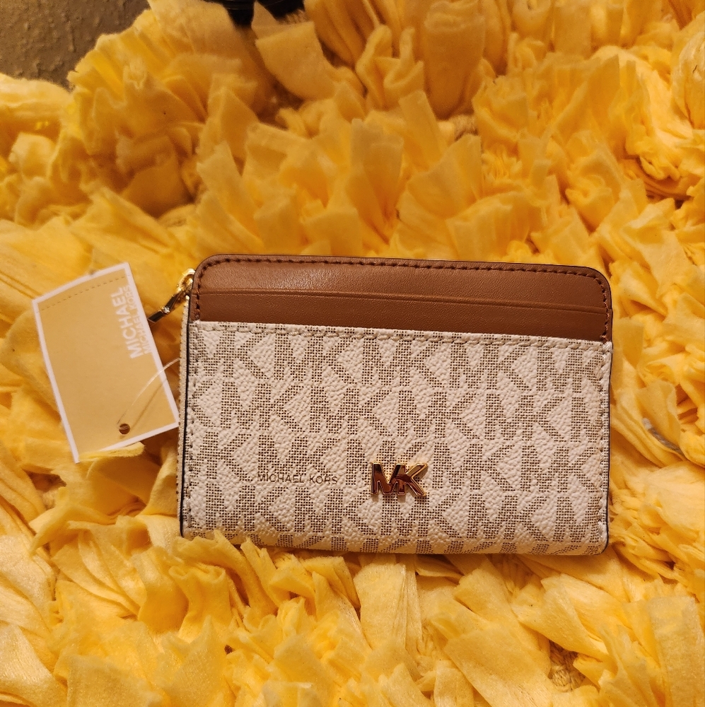 I'm selling this cute wallet that matches the bag/Tote I have also for sale.